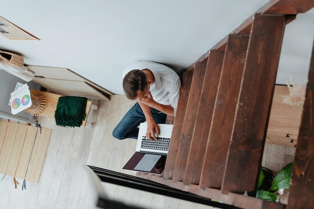 Vue de dessus. jeune designer travaille dans un home studio. vie domestique.