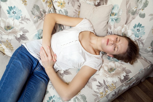 Vue de dessus de la jeune femme malade au lit