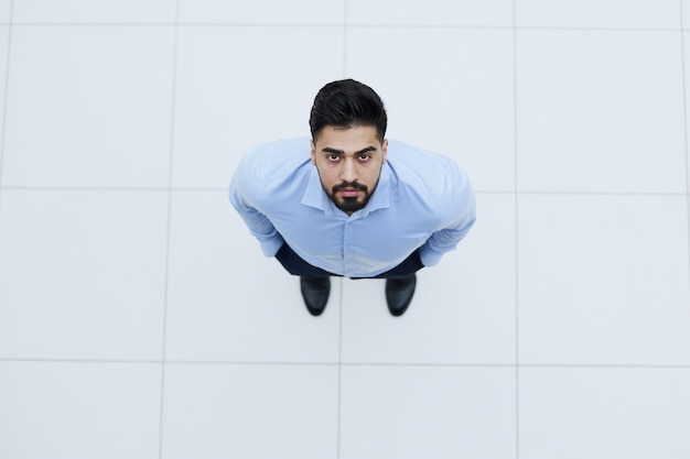 Vue de dessus jeune homme levant les yeux et pensant à quelque chose