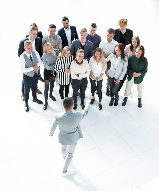 Vue de dessus jeune leader debout à l'avant de l'équipe commerciale