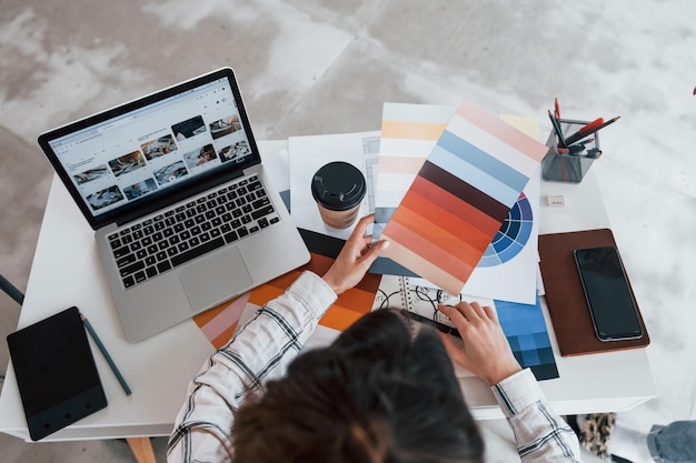 Vue de dessus La jeune travailleuse indépendante est à l'intérieur de la maison pendant la journée