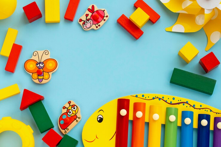 Vue de dessus sur les jeux éducatifs pour enfants, cadre de jouets en bois pour enfants multicolores sur fond de papier bleu clair. Lay plat, espace copie pour le texte.
