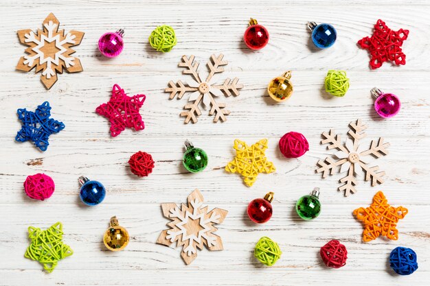 Vue de dessus des jouets de Noël sur fond en bois