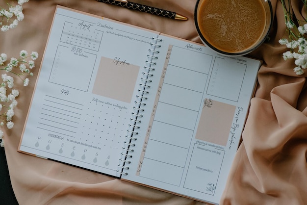 Vue de dessus d'un journal ouvert avec des calendriers et des listes de tâches