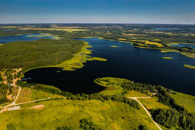 Vue de dessus des lacs Snudy et Strusto dans le parc national des lacs Braslav