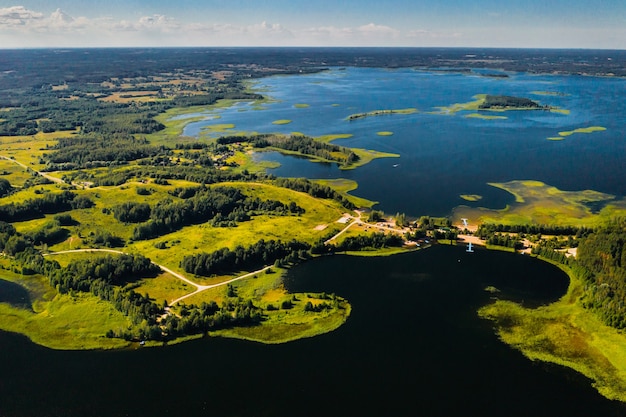 Vue de dessus des lacs Snudy et Strusto dans le parc national des lacs Braslav