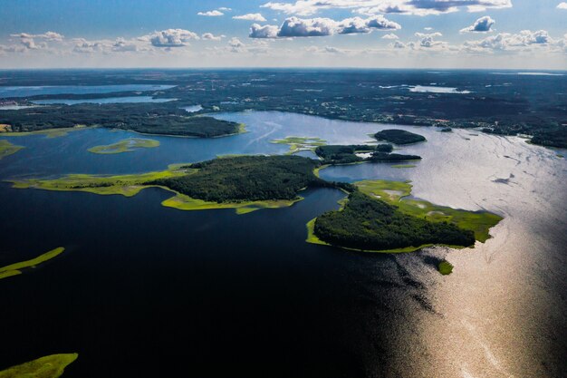 Vue de dessus des lacs Snudy et Strusto dans le parc national des lacs de Braslav