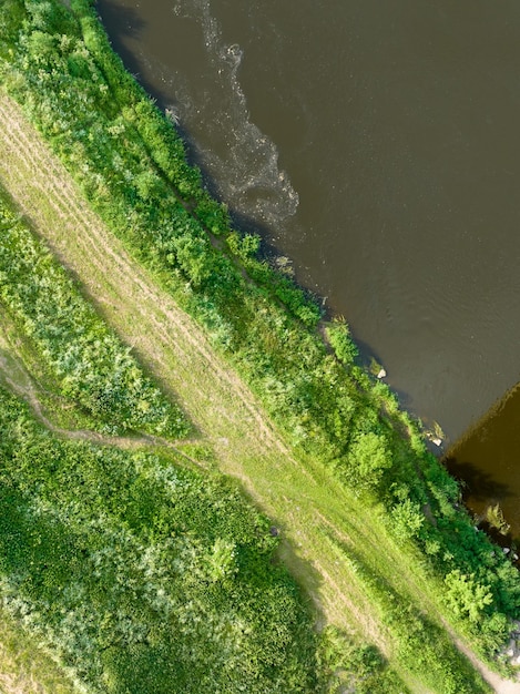 Vue de dessus d'une large rivière et d'espaces verts Photographier la nature à partir d'un drone pendant la journée par une belle journée ensoleillée