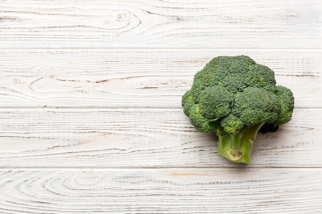 Vue de dessus légume brocoli vert frais sur fond coloré. Tête de chou brocoli Concept d'alimentation saine ou végétarienne. Mise à plat. Copier l'espace