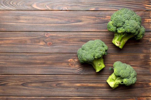 Vue de dessus légume brocoli vert frais sur fond coloré Tête de chou brocoli Concept d'aliments sains ou végétariens Mise à plat Copier l'espace