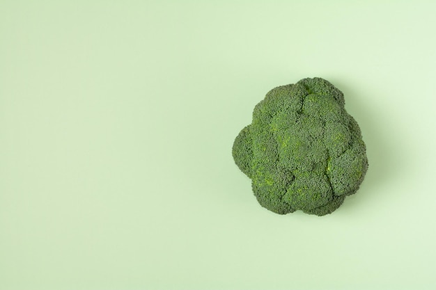 Vue de dessus légume brocoli vert frais sur tête de chou brocoli vert pâle sur fond coloré