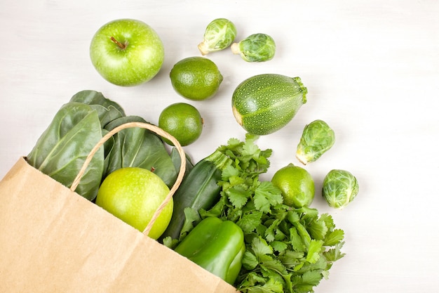 Vue de dessus de légumes biologiques frais de couleur verte