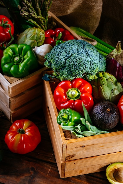 Vue de dessus des légumes frais colorés de la ferme sur une table en bois, alimentation équilibrée