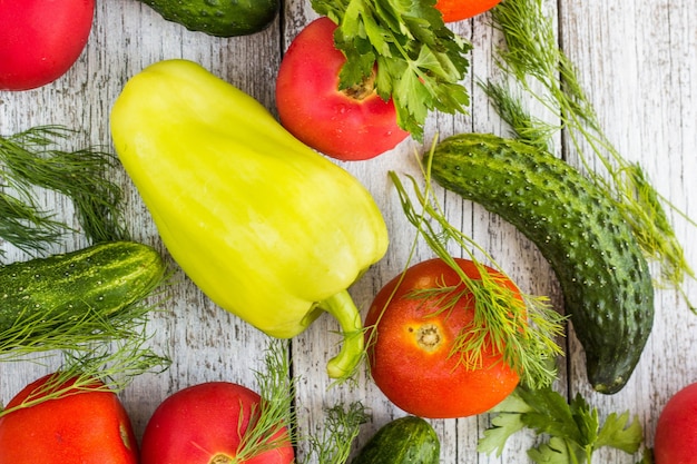 Vue de dessus des légumes frais et des épices sur une table en bois clair