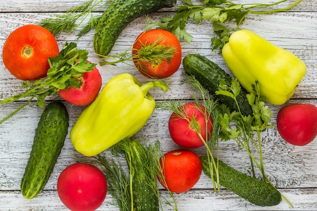 Vue de dessus des légumes frais et des épices