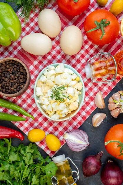 vue de dessus des légumes frais avec des légumes verts et des œufs sur fond sombre salade repas santé régime photo couleur nourriture lait