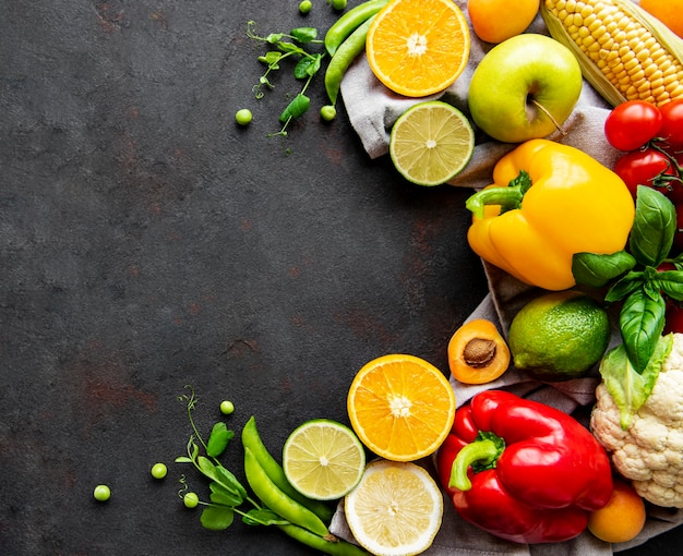 Vue de dessus légumes et fruits sur table