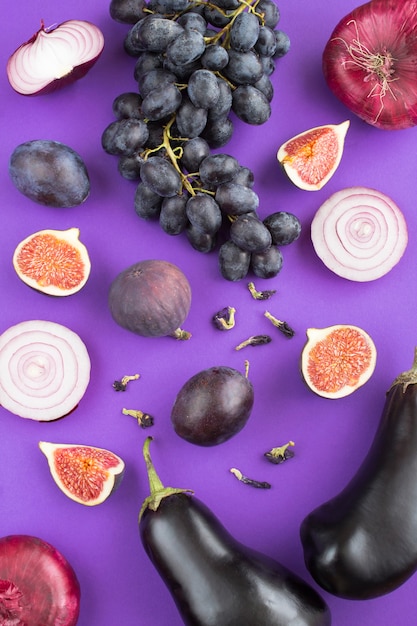 Vue de dessus des légumes et des fruits sur la violette