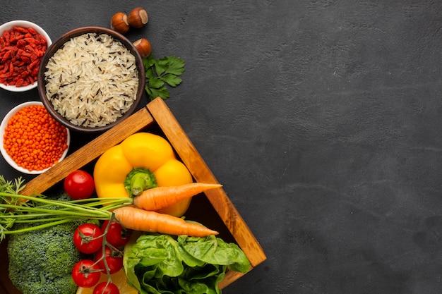 Vue de dessus des légumes et des graines sains avec copie