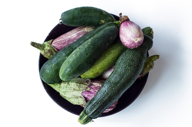 Vue de dessus de légumes sains issus de l'agriculture biologique, y compris l'aubergine, le concombre et la courgette. Isolé sur fond blanc