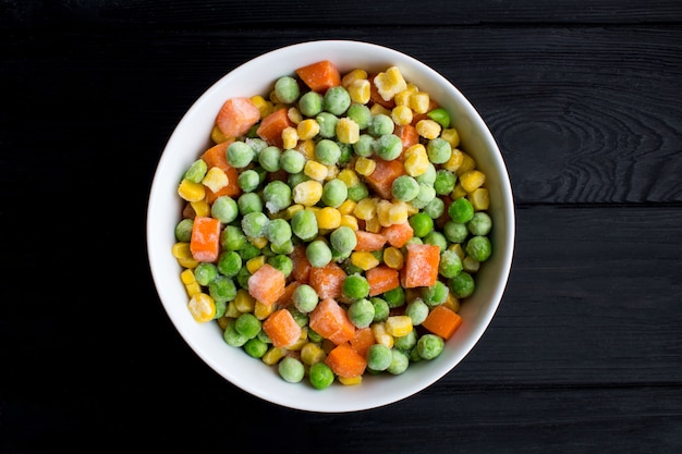 Vue de dessus des légumes surgelés dans un bol