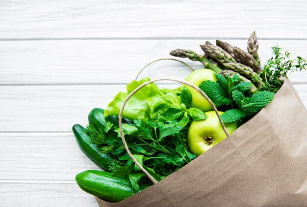 Vue de dessus des légumes verts dans un sac à provisions