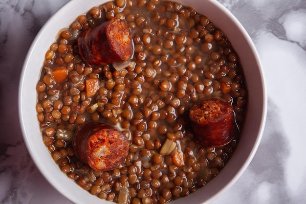 Vue de dessus des lentilles au chorizo