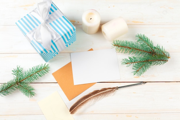 Vue de dessus de la lettre de noël écrivant sur du papier jaune sur fond de bois avec des décorations