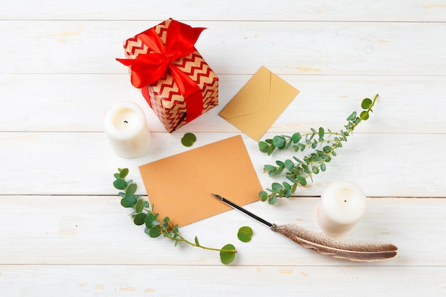 Vue de dessus de la lettre de noël écrivant sur du papier jaune sur fond de bois avec des décorations