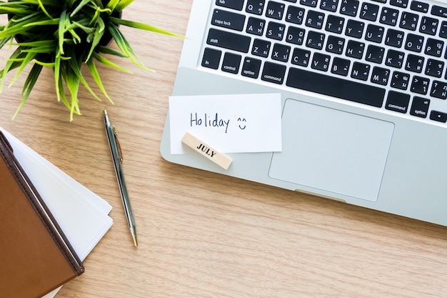 Vue de dessus de lieu de travail pour le concept de vacances d&#39;été