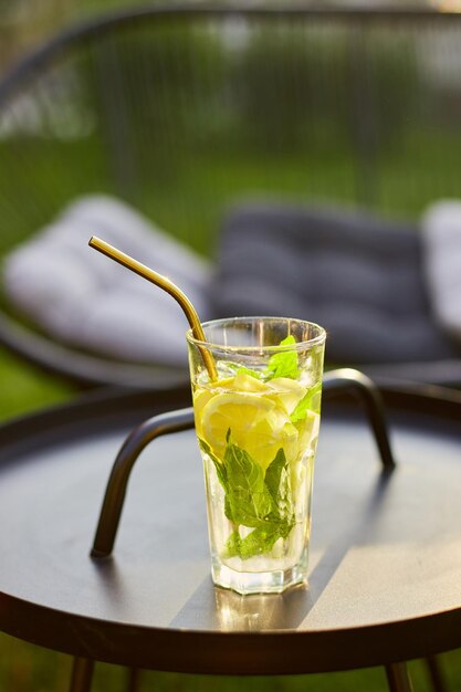 Vue de dessus Limonade aux agrumes d'été avec pailles métalliques réutilisables