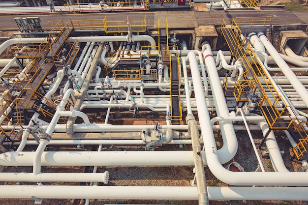 Vue de dessus de longs tuyaux en acier dans l'usine de pétrole brut pendant la raffinerie