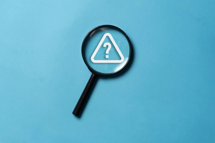 Photo une vue de dessus sur une loupe noire avec une mise à plat d'alarme de point d'interrogation