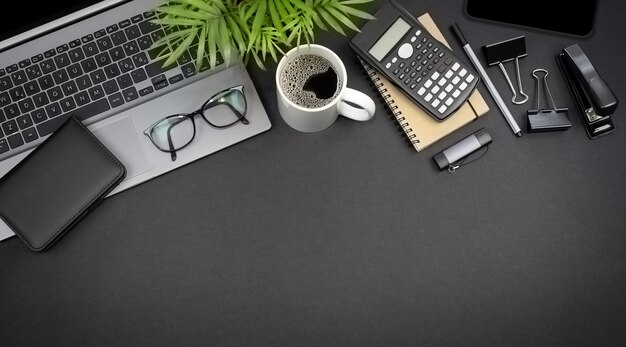 Vue de dessus des lunettes d'ordinateur portable et de la papeterie Concept d'espace de travail indépendant avec espace de copie