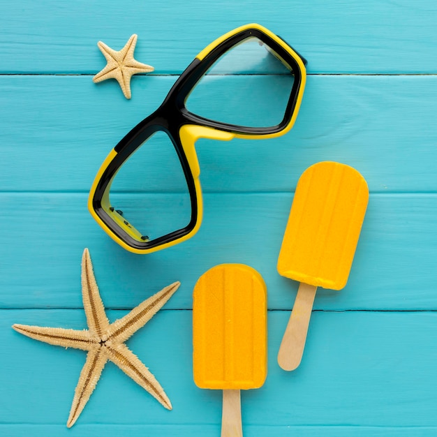 Photo vue de dessus des lunettes de plongée sur la table