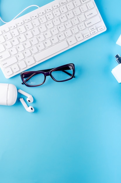 Vue de dessus des lunettes près du clavier