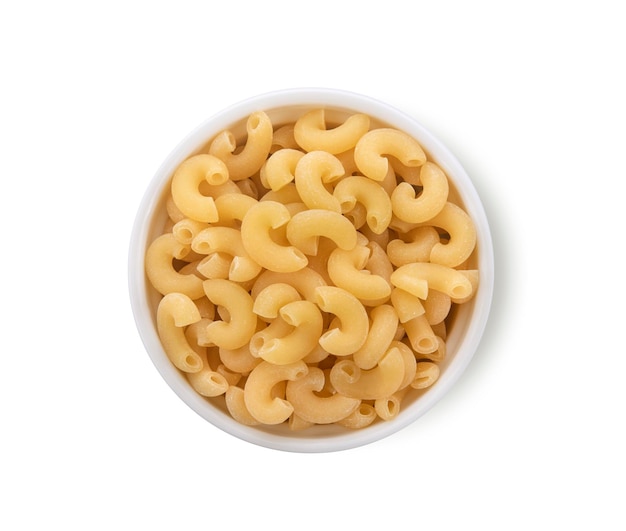 Vue de dessus de macaroni isolé sur fond blanc