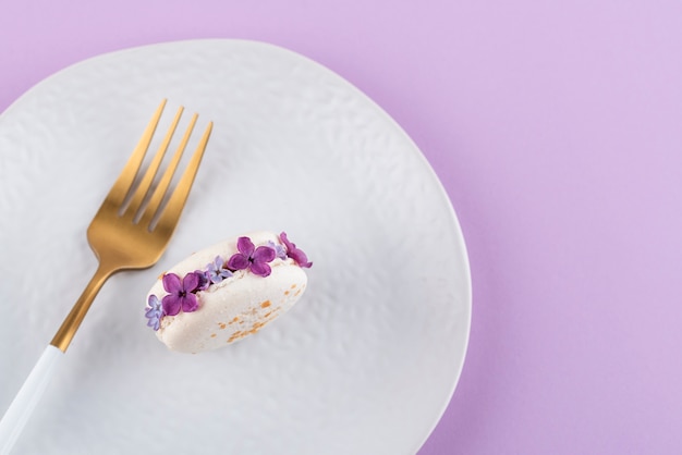 Vue de dessus des macarons écologiques avec des fleurs