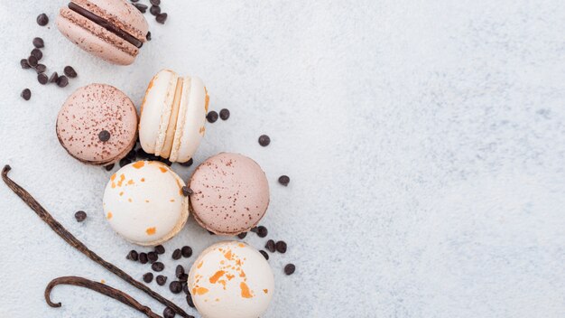 Vue de dessus des macarons avec pépites de chocolat et espace copie