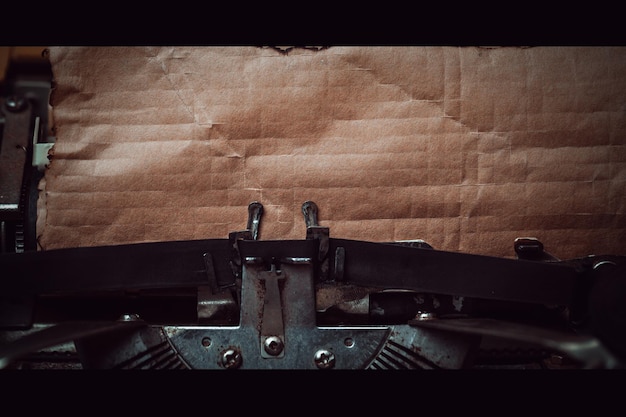 Photo une vue de dessus d'une machine à écrire vintage avec une feuille de papier vierge marron