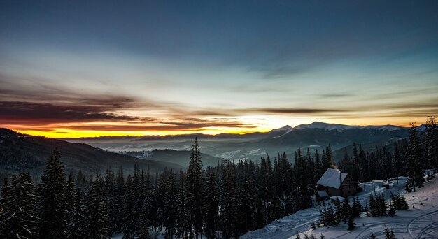 Vue De Dessus D'un Magnifique Paysage Pittoresque D'une Maison De Campagne Au Milieu D'une Forêt De Montagnes De Collines Et D'arbres En Hiver