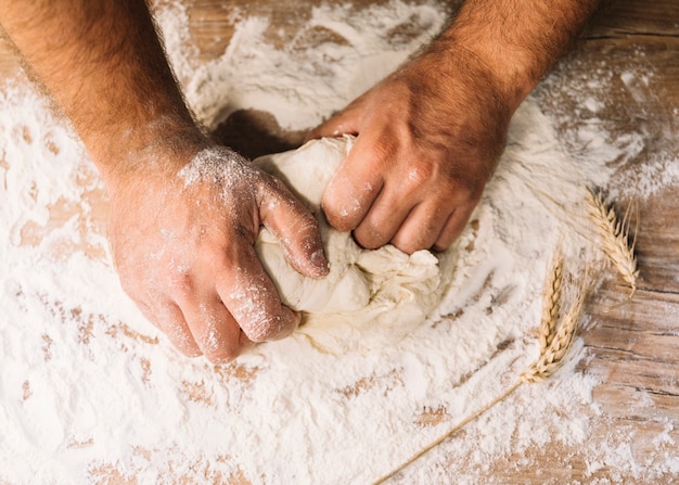 Une Vue De Dessus De La Main Du Boulanger, Pétrir Avec De La Farine De Blé Sur La Table