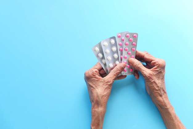 Vue de dessus de la main des femmes âgées tenant des blisters