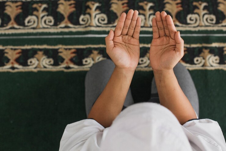 Vue de dessus de la main d'un homme musulman priant Allah dans la mosquée