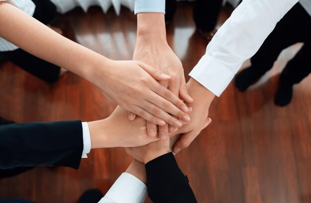 Vue de dessus main partielle rejoindre la pile et former un cercle comme symbole d'harmonie au bureau