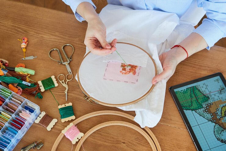 Vue de dessus des mains féminines tenant un cerceau de broderie passe-temps de concept de couture
