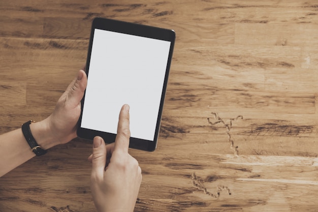 Vue de dessus des mains sur fond de table de tablette