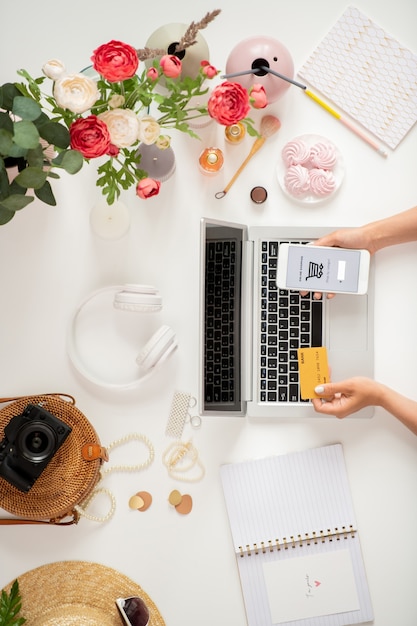 Vue De Dessus Des Mains De Jeune Client Mobile Avec Carte En Plastique Et Smartphone Recherche Et Ajout De Marchandises Dans Le Panier