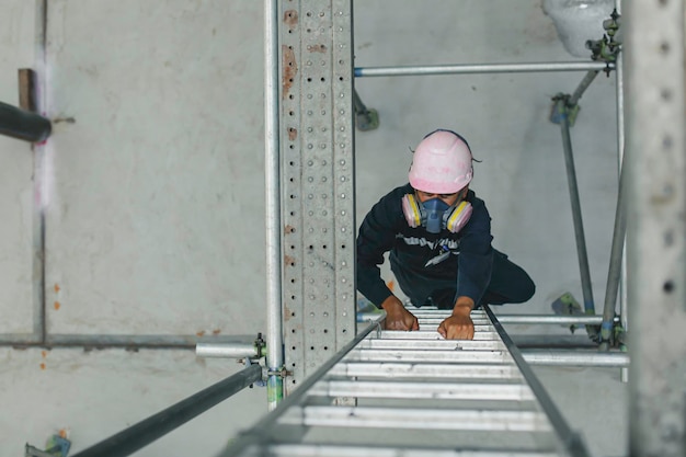 Vue de dessus mâle monter l'échafaudage de stockage d'escalier huile de réservoir d'inspection visuelle