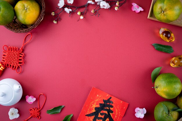 Vue de dessus de la mandarine mandarine mûre fraîche avec des feuilles fraîches. Concept de fruits du nouvel an lunaire chinois, le mot chinois signifie printemps.